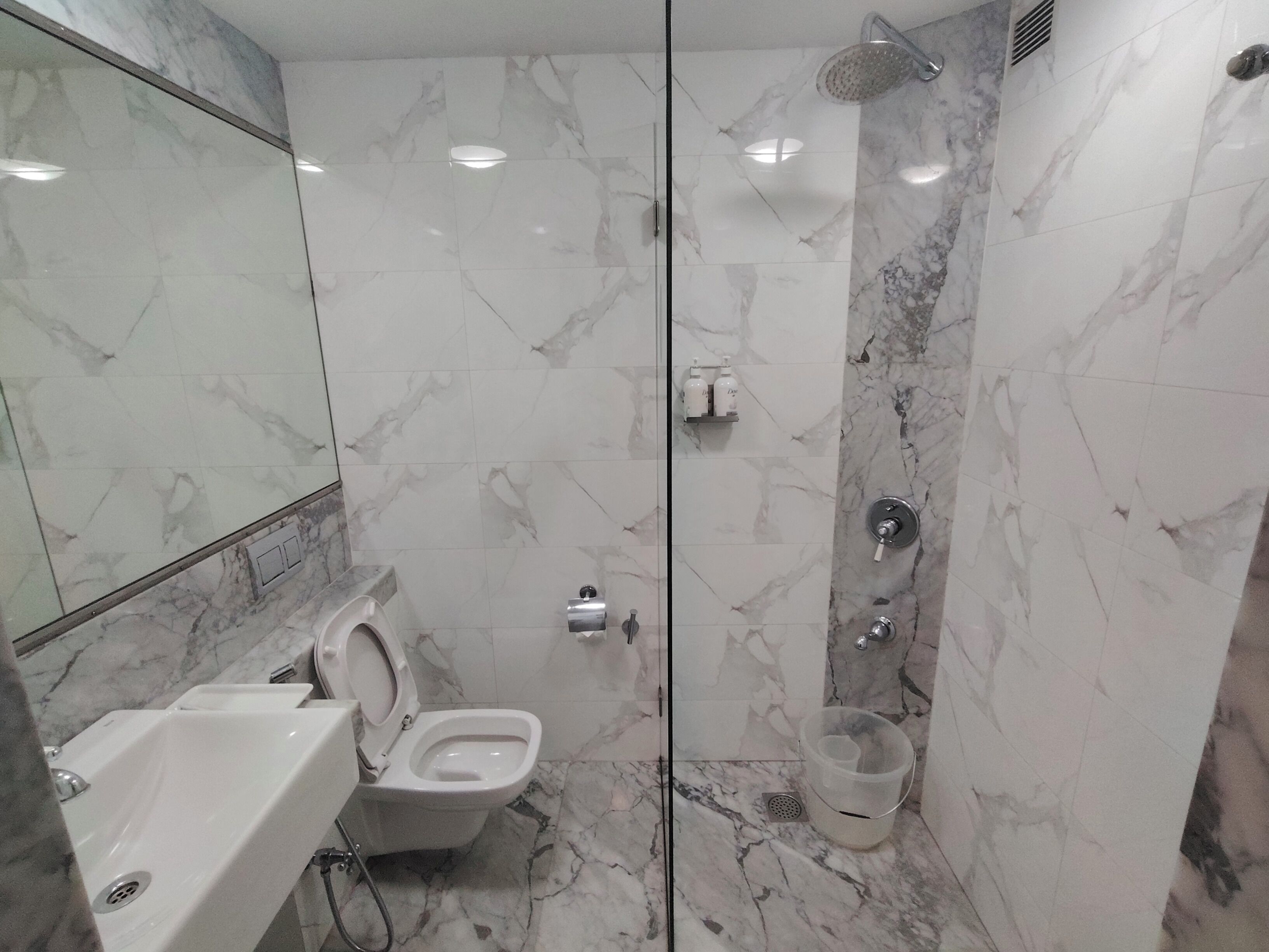 Shower, rainfall showerhead, free toiletries, hair dryer