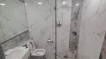 Shower, rainfall showerhead, free toiletries, hair dryer