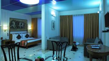 Suite Room | Minibar, safe på rommet, skrivebord og wi-fi (inkludert)