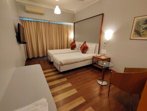 Deluxe Room | Minibar, in-room safe, desk, free WiFi - Regency Hotel Mumbai (Mumbai)