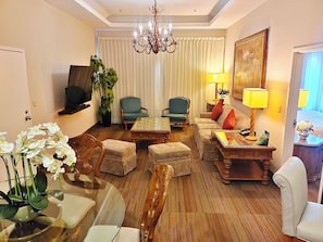 Ylelliset vuodevaatteet, minibaari, työpöytä, silitysrauta/-lauta