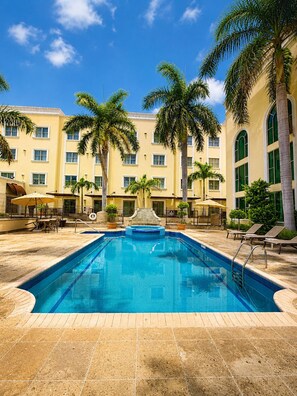 Outdoor pool - Holiday Inn Reynosa Zona Dorada by IHG (Reynosa)