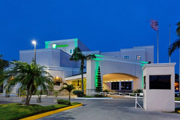 A hotel with a modern facade, a prominent entrance, and a well-lit exterior. - Holiday Inn Reynosa Zona Dorada by IHG (Reynosa)