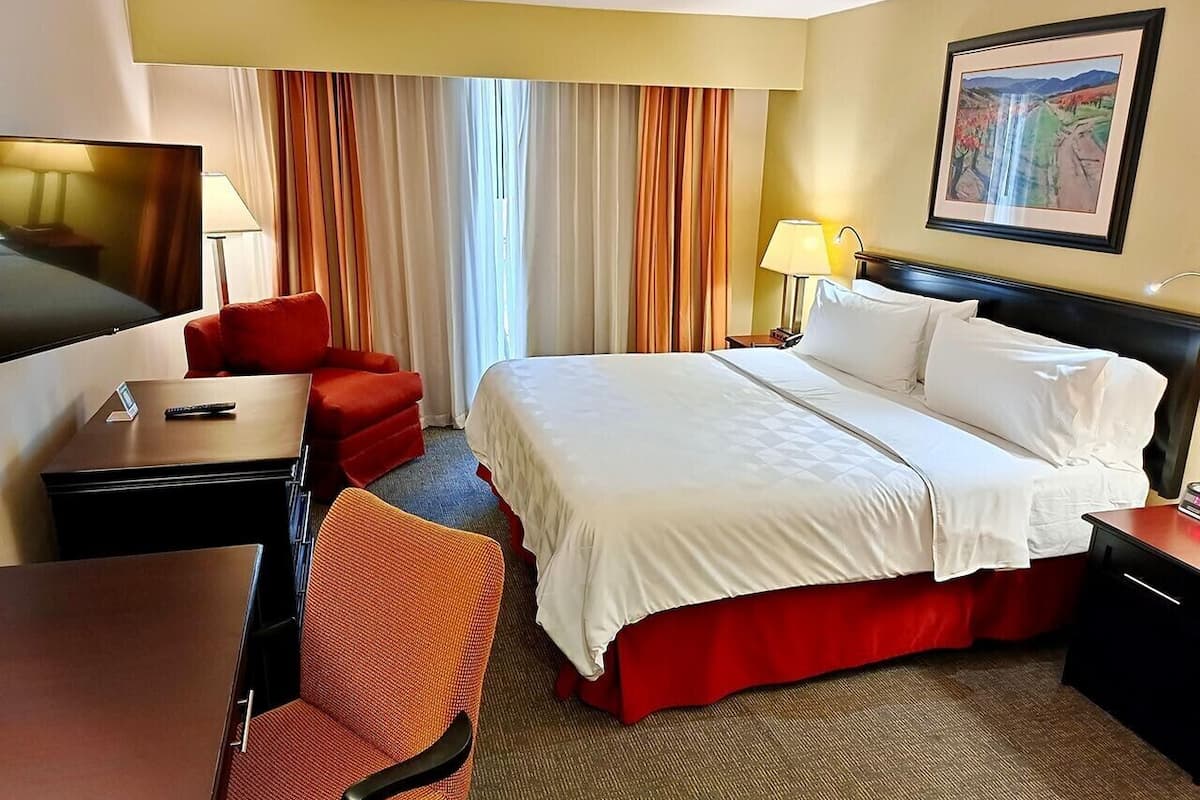 Premium Room, 1 King Bed, Club Lounge Access | Premium bedding, minibar, desk, iron/ironing board