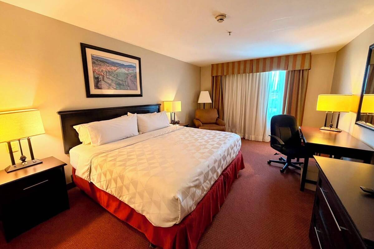 Standard Room, 1 King Bed | Premium bedding, minibar, desk, laptop workspace