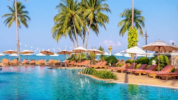 2 piscines extérieures, parasols de plage, chaises longues