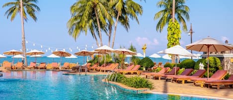 2 piscines extérieures, parasols de plage, chaises longues