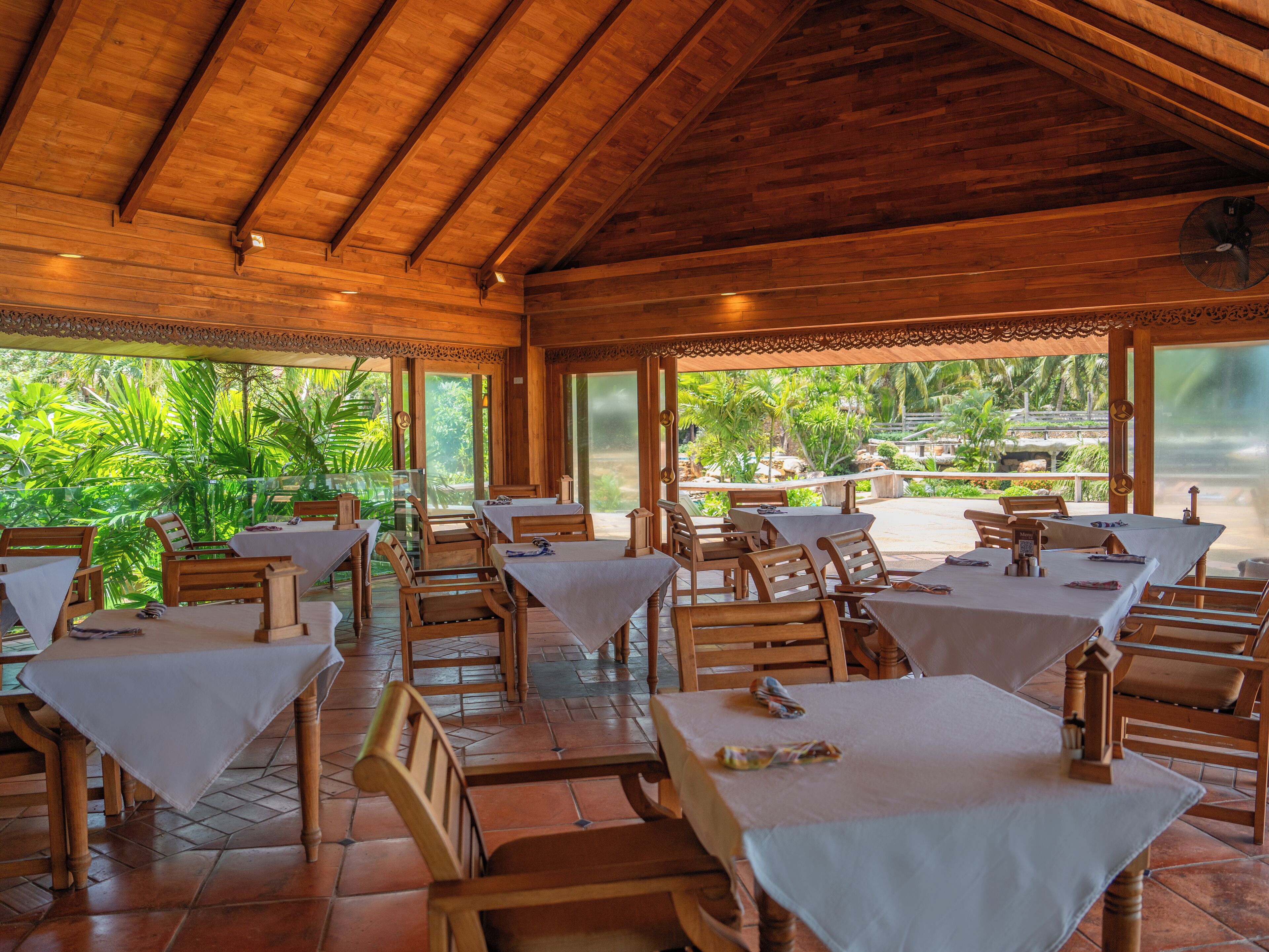 3 restaurants, breakfast served