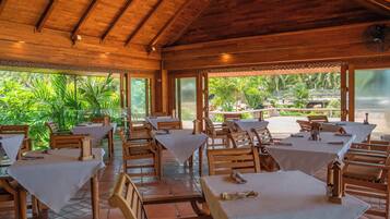 3 restaurantes, é servido café da manhã