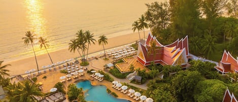 Plage privée, parasol, serviettes de plage, kayak