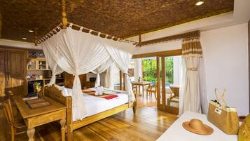 Minibar, caja de seguridad en la habitación y decoración personalizada