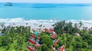 Privat strand, parasoller, strandhåndklær og kajakkpadling