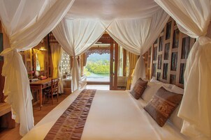 Minibar, caja de seguridad en la habitación y decoración personalizada 