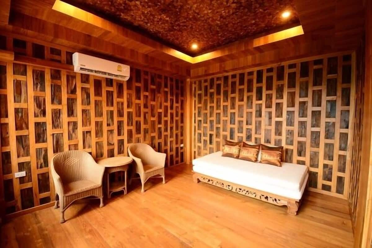 grand pool suite with free thb 1,000 net resort credit per night | living area | tv, dvd player