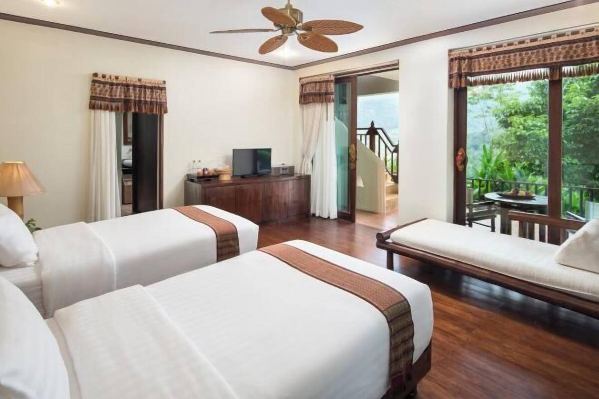 Roupas de cama premium, frigobar, cofres nos quartos, escrivaninha