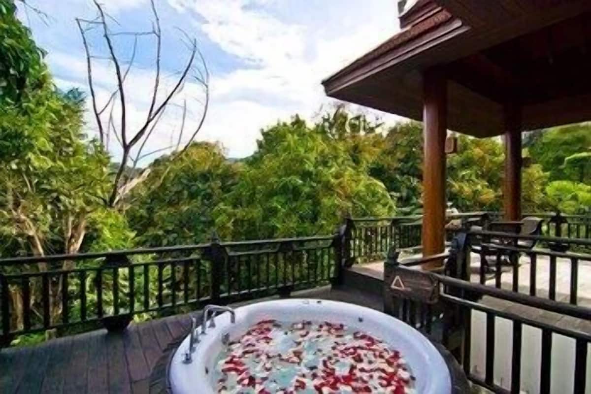 Outdoor spa tub