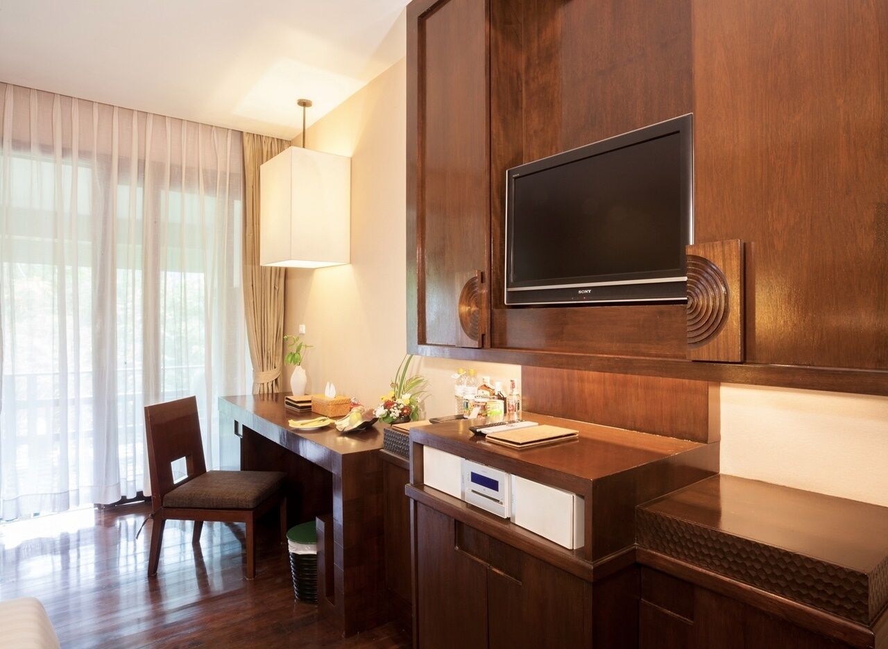 valley deluxe | living area | tv, fireplace, dvd player