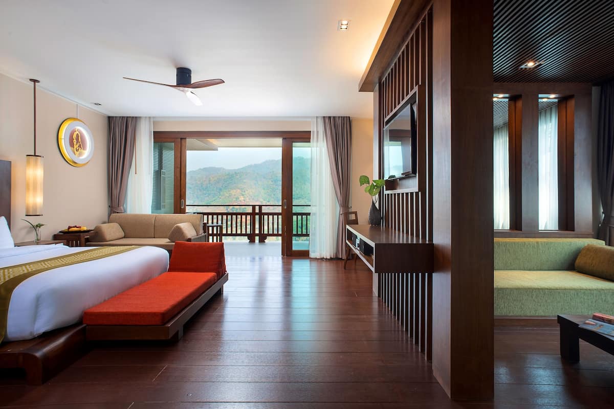 Premium bedding, minibar, in-room safe, desk