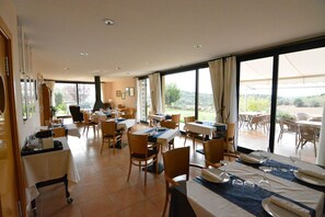 حيث تُقدم وجبات الإفطار، الغداء، العشاء، الأطباق المحلية