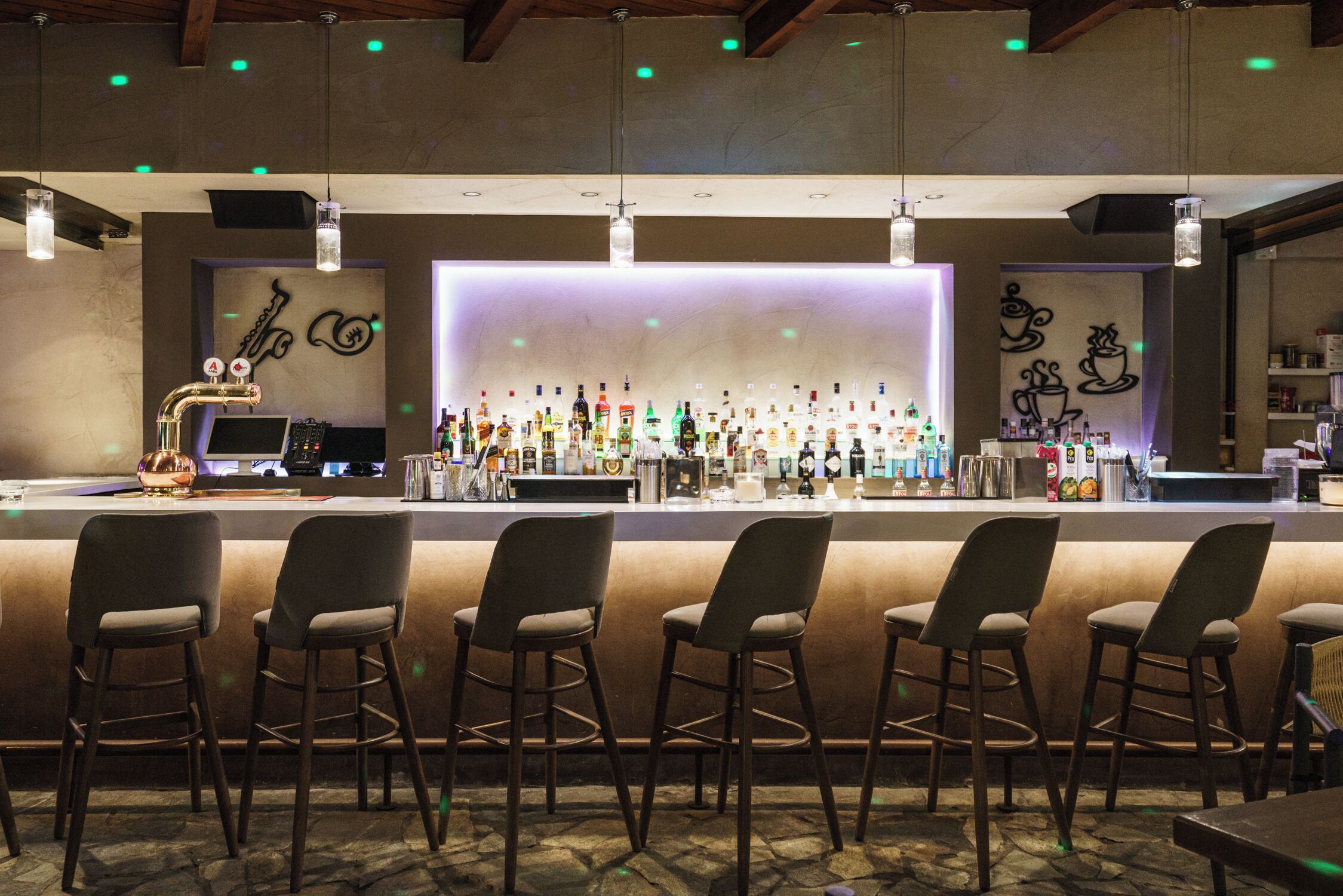 Bar (trong khuôn viên)