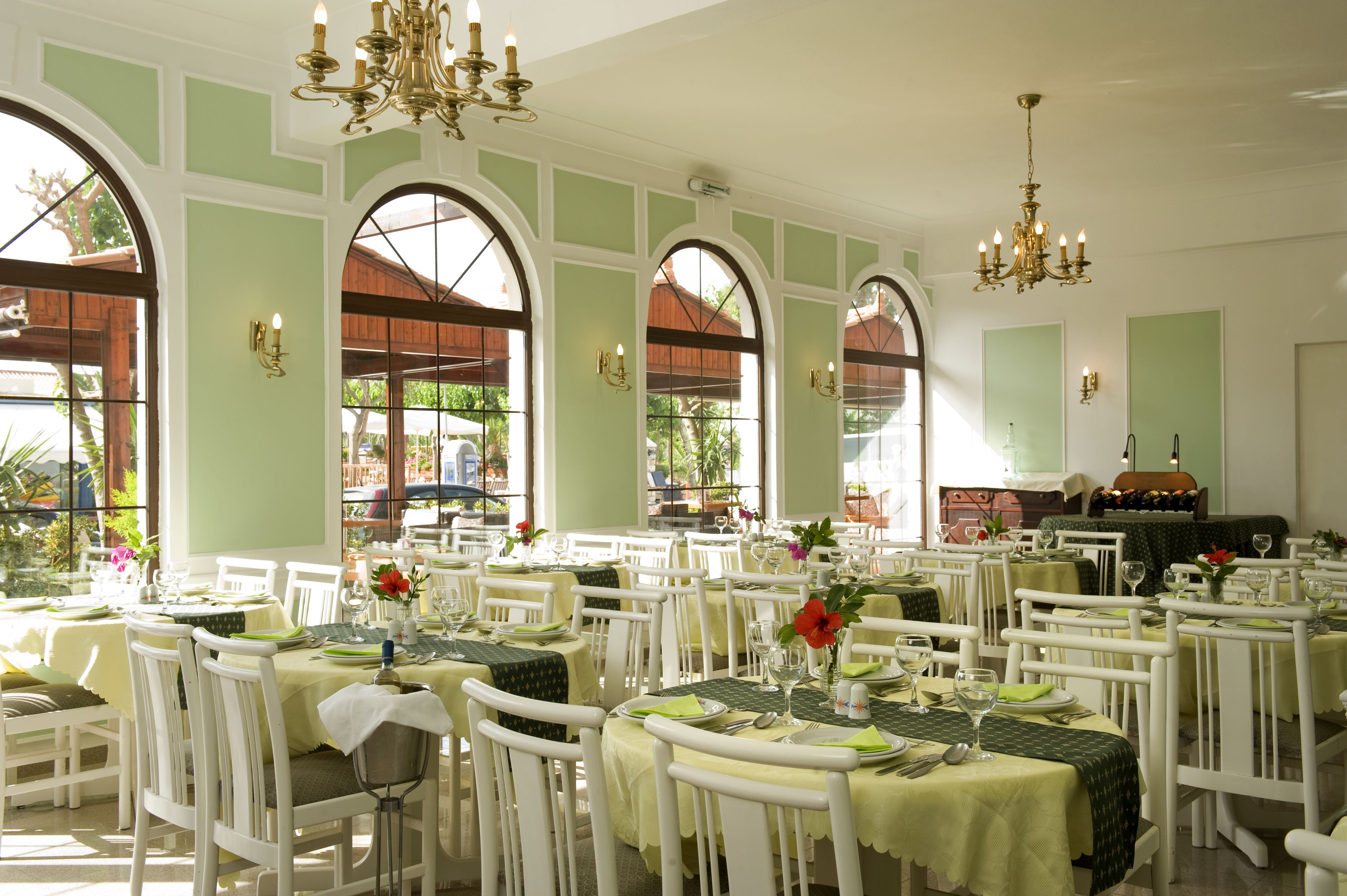 Se sirven desayunos y cocina griega 