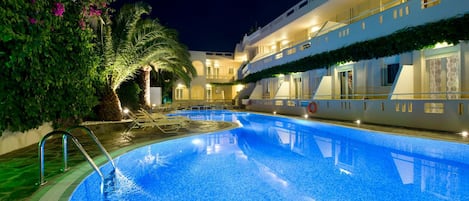 Piscine extérieure (ouverte en saison), parasols de plage