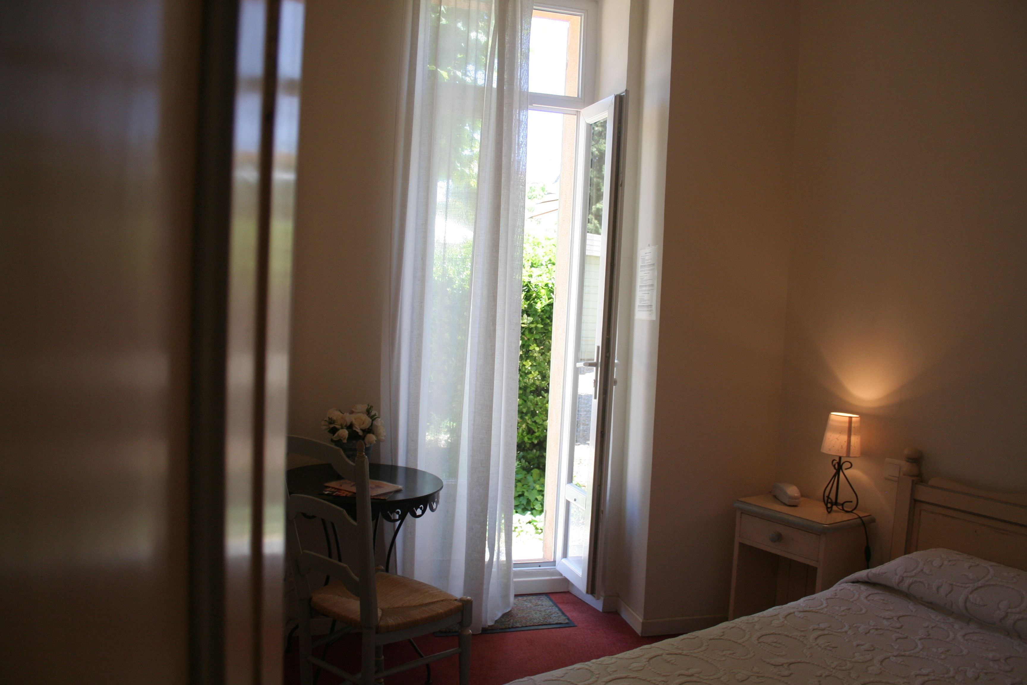 standard double | premium bedding, minibar, desk, soundproofing