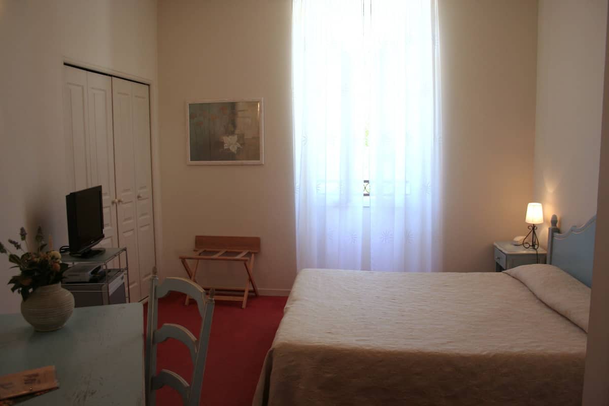 comfort double | premium bedding, minibar, desk, soundproofing