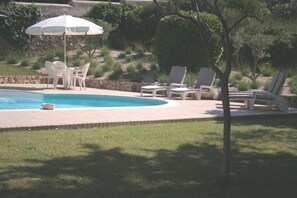 Outdoor pool - Hotel Les Cigales (Allauch)
