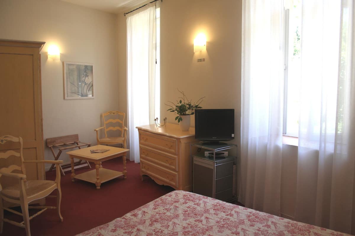 comfort double | premium bedding, minibar, desk, soundproofing