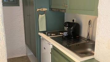 Economy Twin Studio Partial Sea View | Dapur pribadi | Lemari es, kompor, mesin pembuat kopi/teh, dan ketel listrik