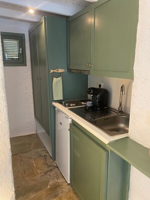 Refrigerador, placa de cocina, cafetera/tetera, tetera/pava eléctrica