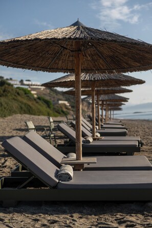 Playa privada, sillas reclinables de playa, sombrillas, toallas de playa