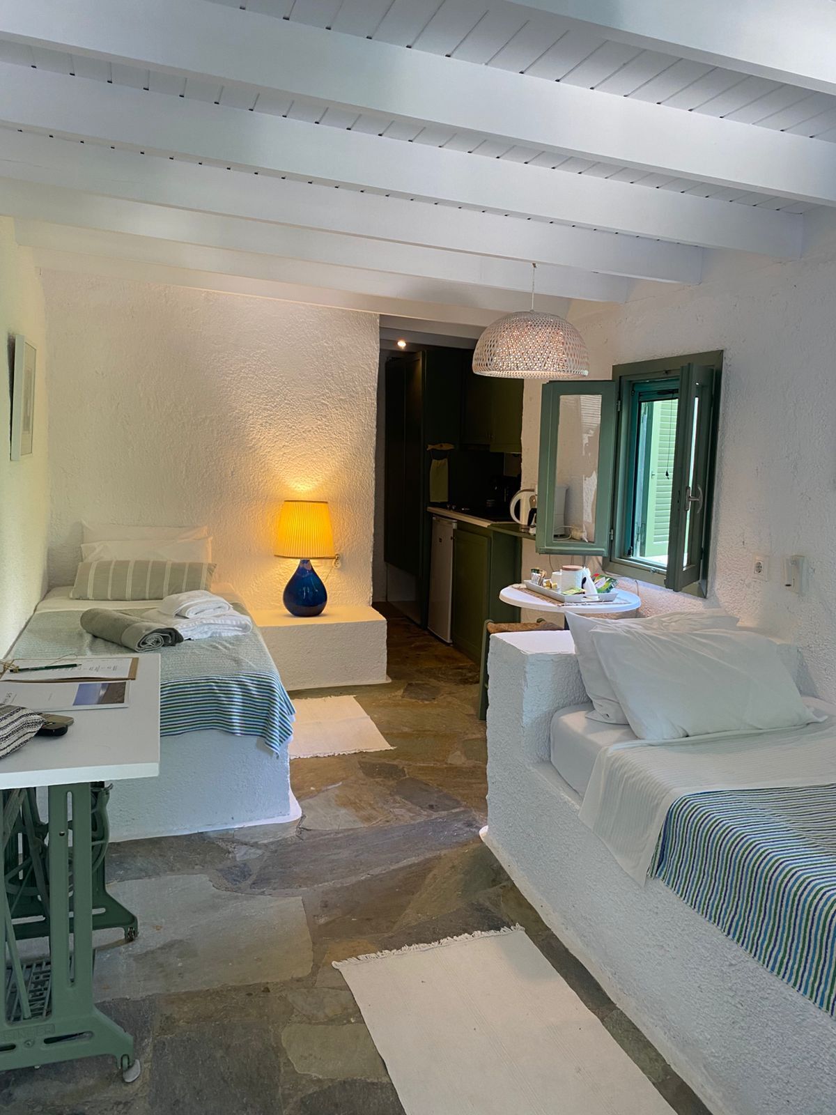 Economy Twin Studio Partial Sea View | Chăn bông, két bảo mật tại phòng, khu vực làm việc phù h ợp cho laptop 