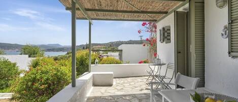 One Bedroom Bungalow Partial Sea View | Hiên