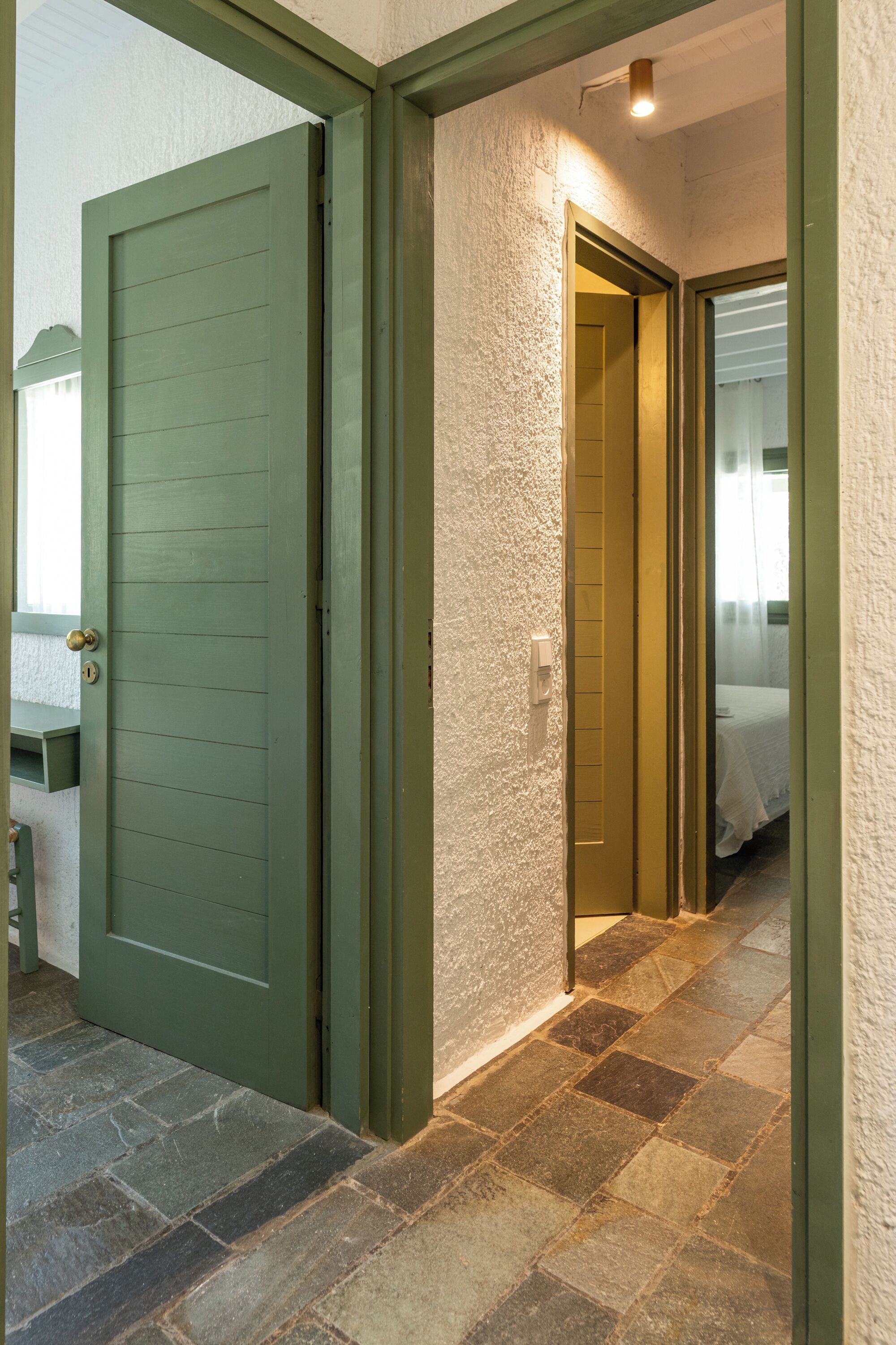 Cubrecamas y caja de seguridad en la habitación 