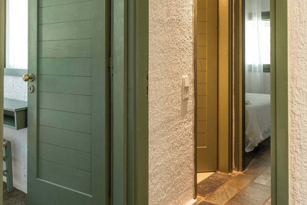 Cubrecamas y caja de seguridad en la habitación