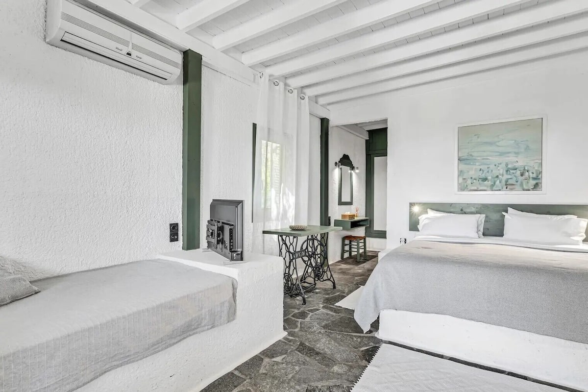 Cubrecamas y caja de seguridad en la habitación