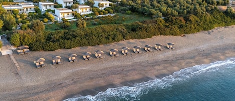 Plage privée, chaises longues, parasols, serviettes de plage