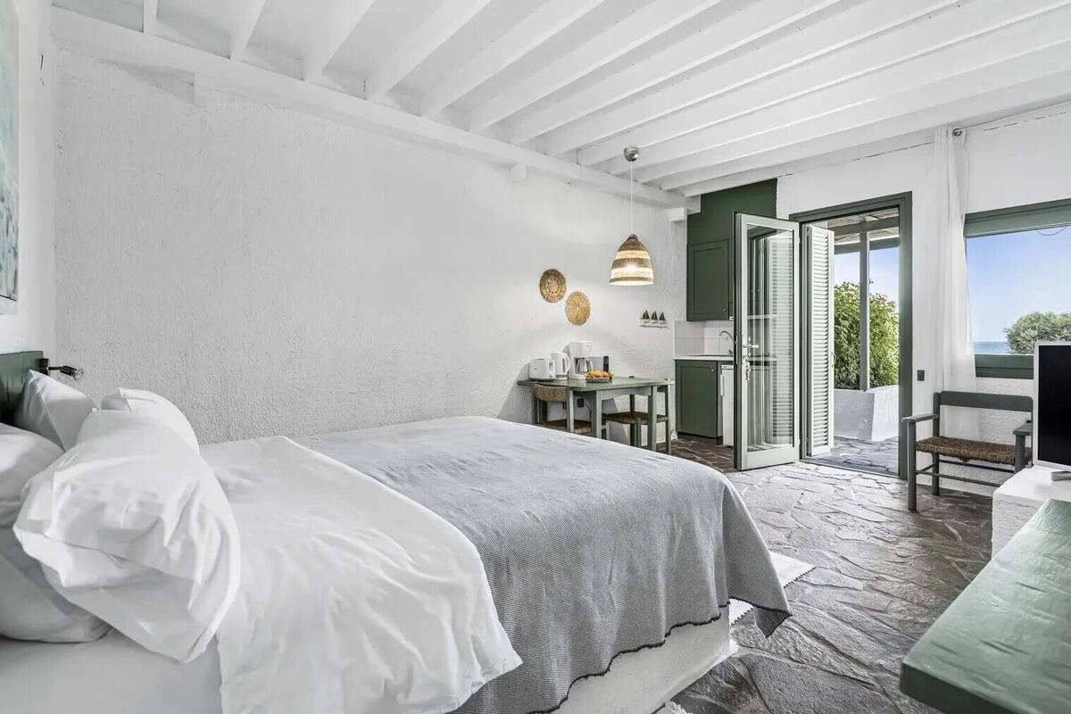 Open Plan Studio Seafront | Down comforters, in-room safe, laptop workspace, soundproofing