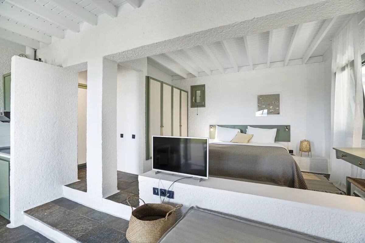 Cubrecamas y caja de seguridad en la habitación