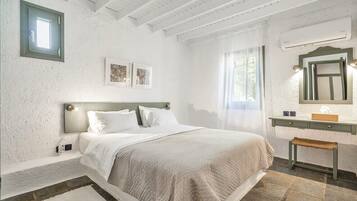 Cubrecamas y caja de seguridad en la habitación