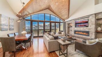 Penthouse, 2 phòng ngủ | Khu phòng khách | TV LED