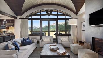 Five Bedroom Penthouse | Khu phòng khách | TV LED