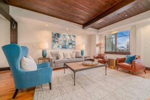 Two Bedroom Suite | Área de sala de estar | Televisión LED 