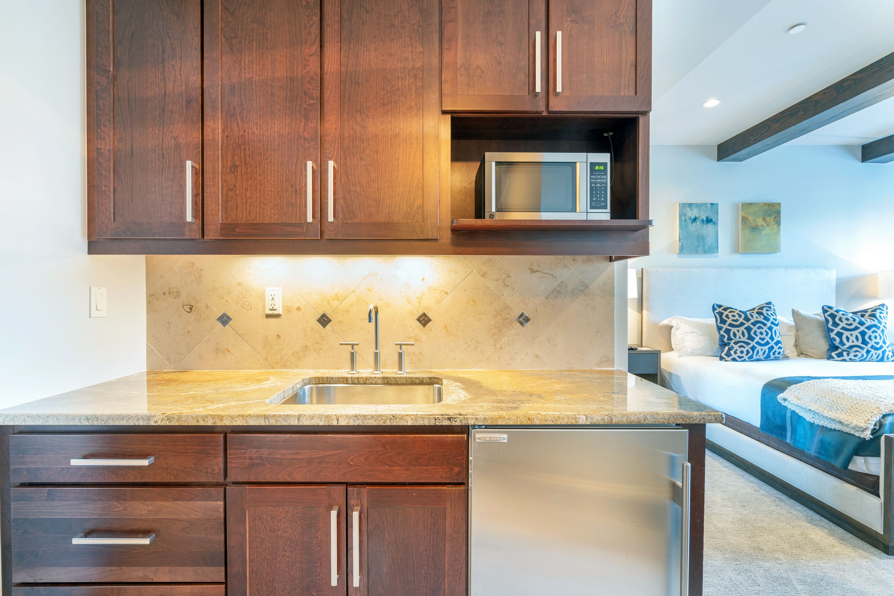 deluxe studio, 1 king bed | private kitchenette | microwave, coffee/tea maker, cookware/dishes/utensils