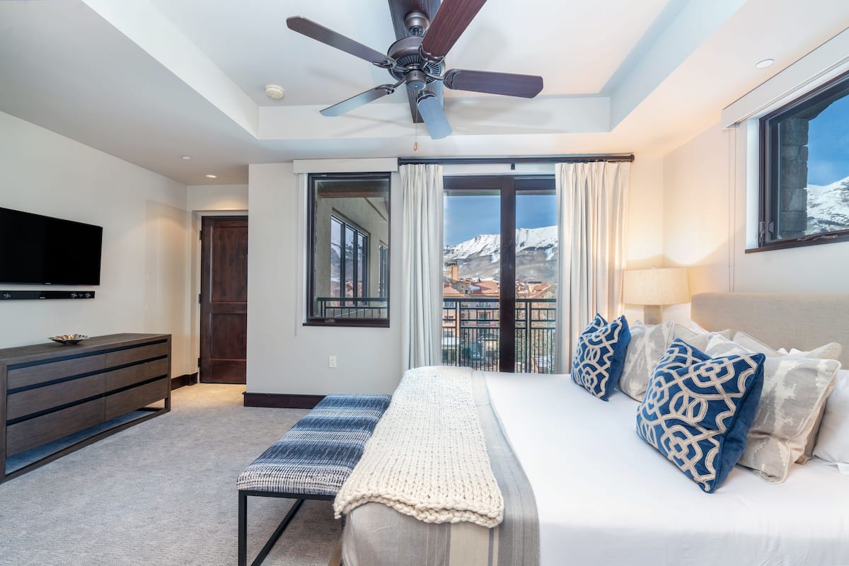 deluxe studio, 1 king bed | 1 bedroom, egyptian cotton sheets, premium bedding, in-room safe