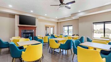 朝食 (コンチネンタル ブレックファスト)、毎日提供 (無料)