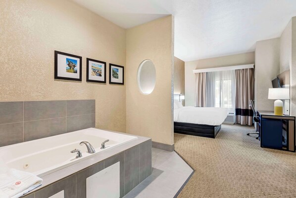 Bureau, fer et planche à repasser, lits pliants/supplémentaires