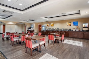 Café da manhã com buffet grátis todos os dias